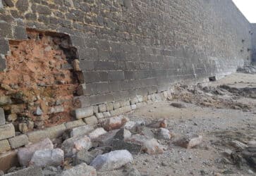 Parement mural des remparts au niveau du Lohic abimé.